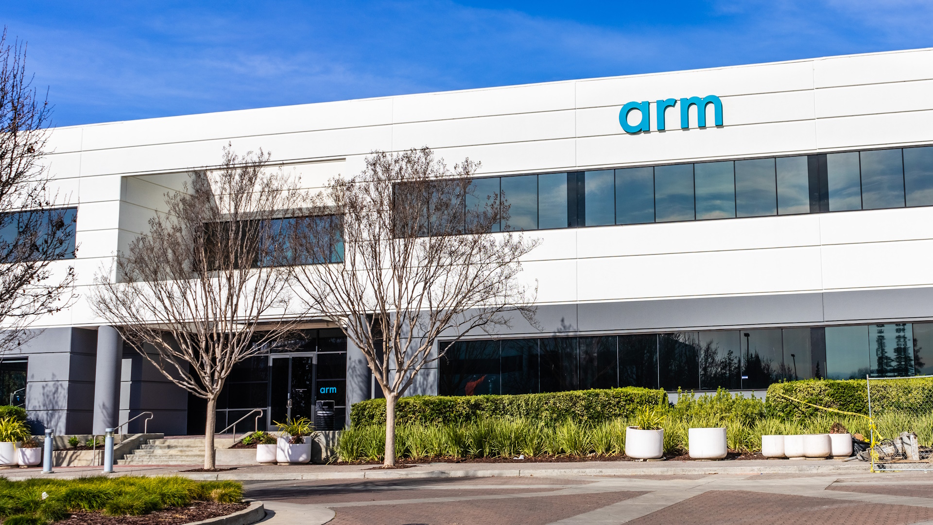 Arm submits IPO request to go public in the US, targeting a capital of $70 billion.