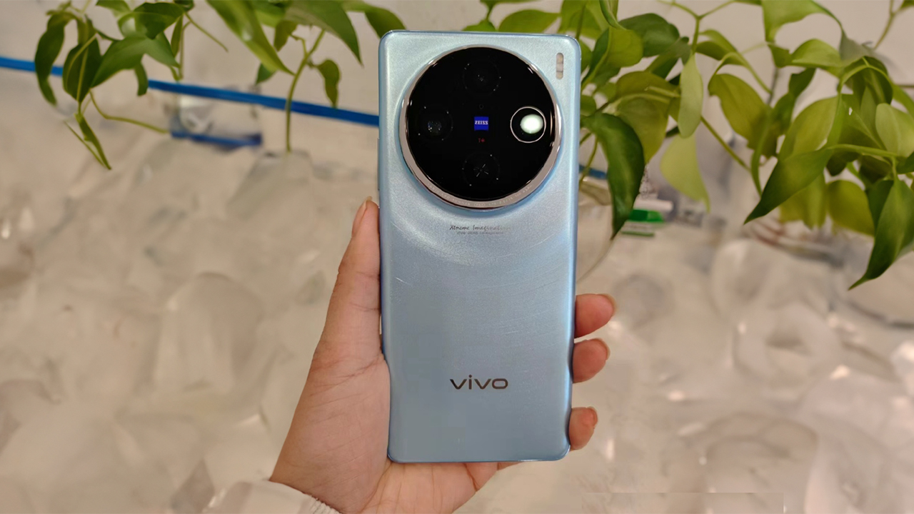 The first live image of the Vivo X100 device has appeared on the networks